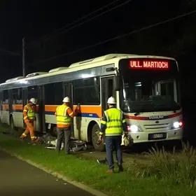 ônibus colide com trem em São Carlos