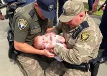 Policiais militares salvam bebê de engasgo